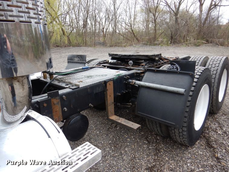 image for item IM9964 2006 Mack CHN600  semi truck