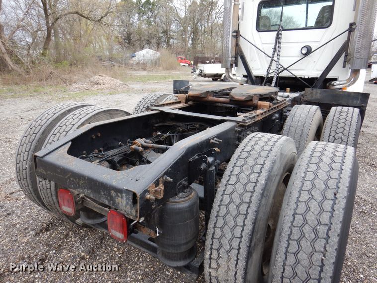 image for item IM9964 2006 Mack CHN600  semi truck