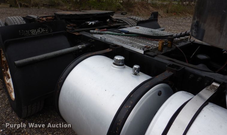 image for item IM9964 2006 Mack CHN600  semi truck