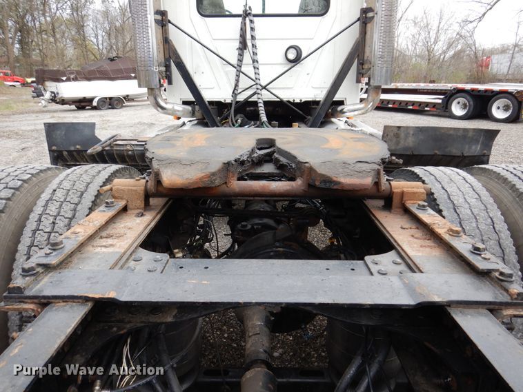 image for item IM9964 2006 Mack CHN600  semi truck