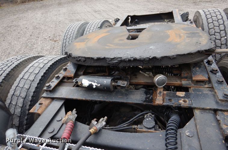 image for item IM9964 2006 Mack CHN600  semi truck