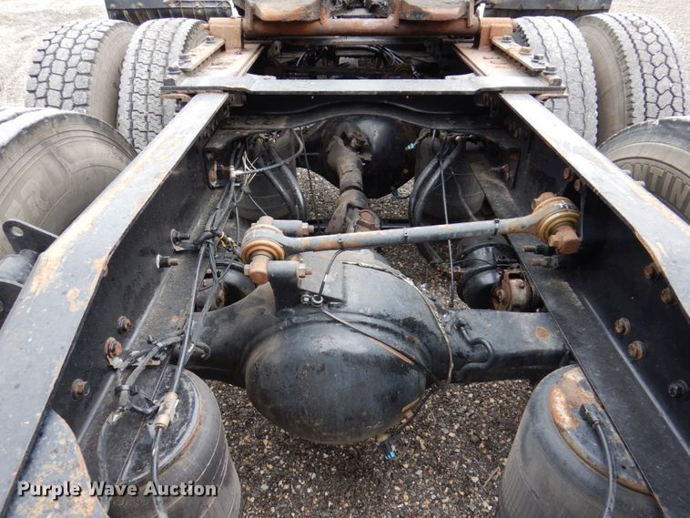 image for item IM9964 2006 Mack CHN600  semi truck