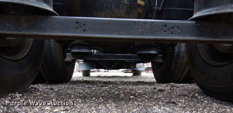 image for item IM9964 2006 Mack CHN600  semi truck