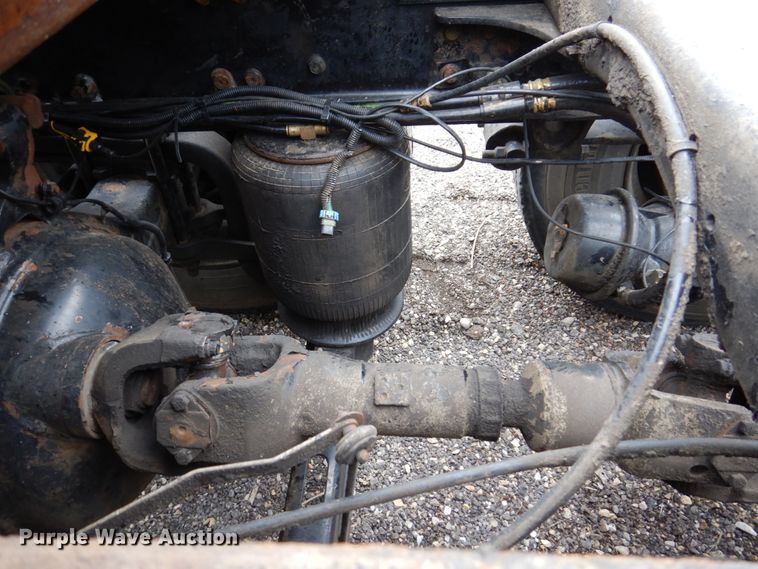 image for item IM9964 2006 Mack CHN600  semi truck