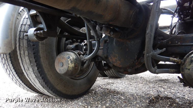 image for item IM9964 2006 Mack CHN600  semi truck