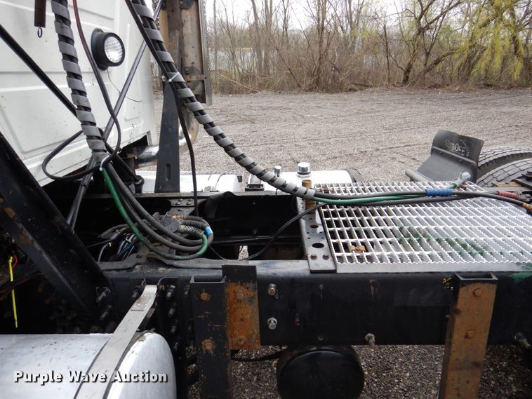 image for item IM9964 2006 Mack CHN600  semi truck