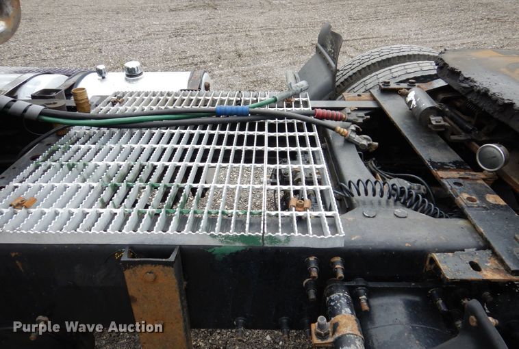 image for item IM9964 2006 Mack CHN600  semi truck