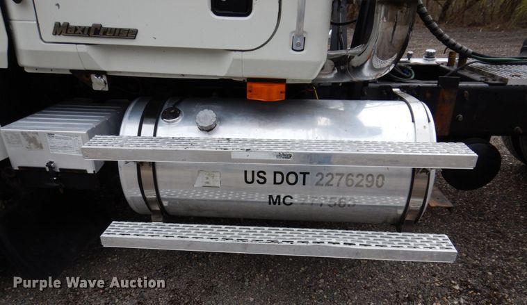 image for item IM9964 2006 Mack CHN600  semi truck