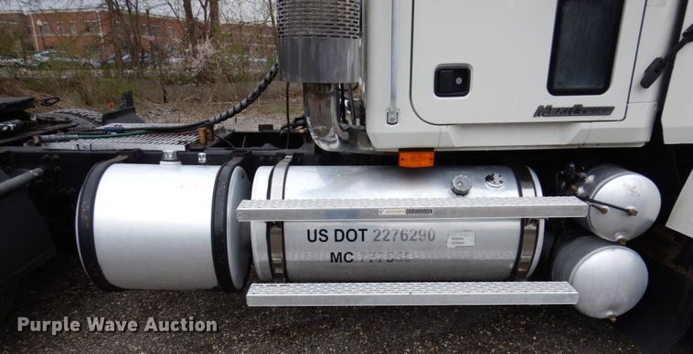 image for item IM9964 2006 Mack CHN600  semi truck