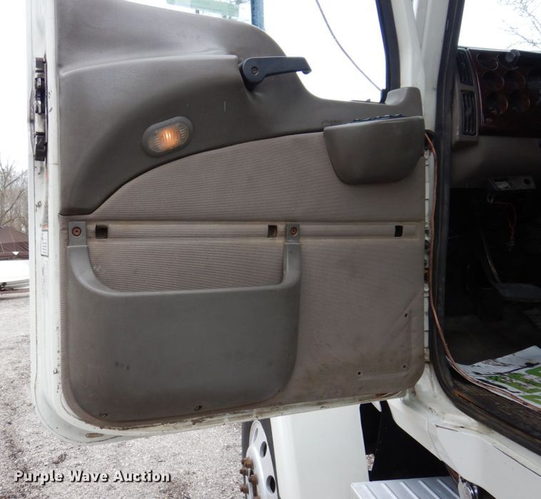 image for item IM9964 2006 Mack CHN600  semi truck