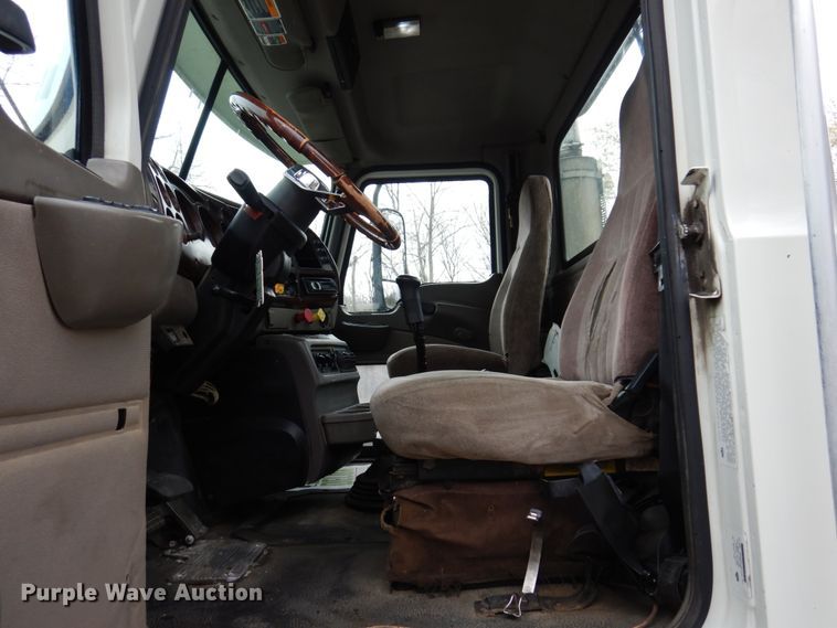 image for item IM9964 2006 Mack CHN600  semi truck