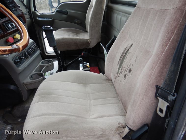 image for item IM9964 2006 Mack CHN600  semi truck