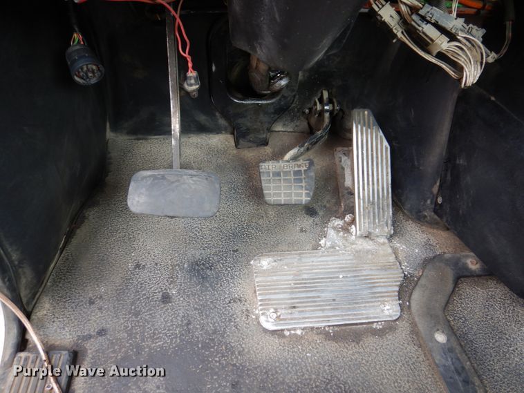 image for item IM9964 2006 Mack CHN600  semi truck