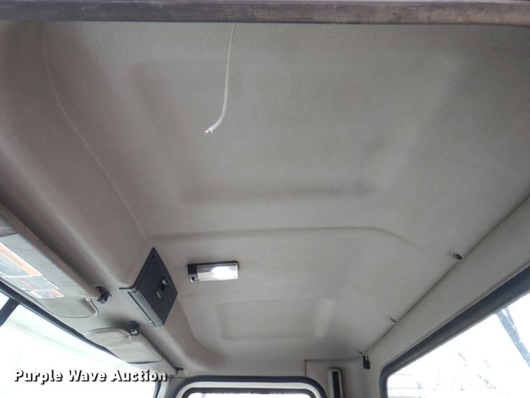 image for item IM9964 2006 Mack CHN600  semi truck