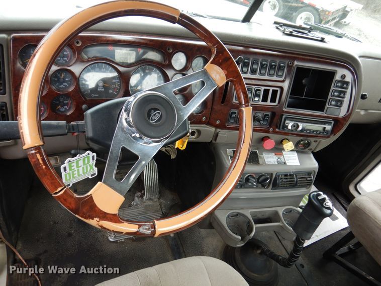 image for item IM9964 2006 Mack CHN600  semi truck