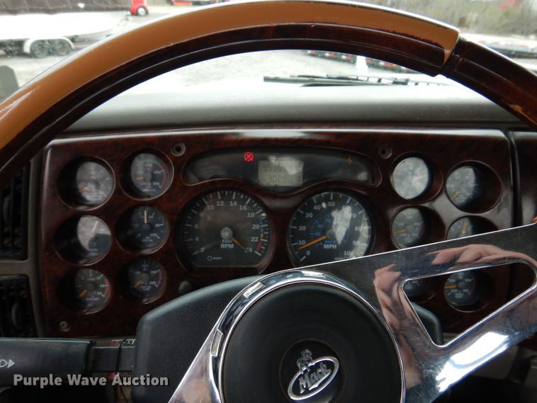 image for item IM9964 2006 Mack CHN600  semi truck