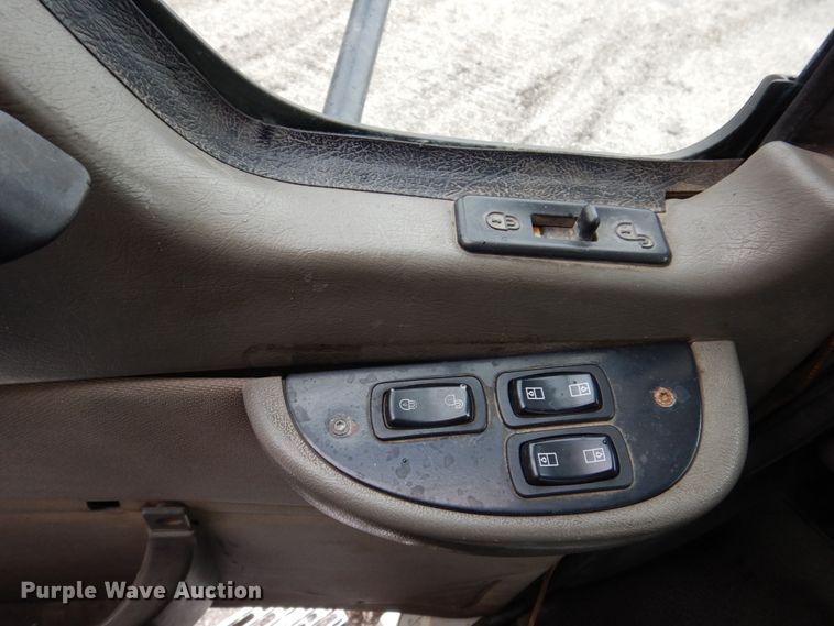 image for item IM9964 2006 Mack CHN600  semi truck