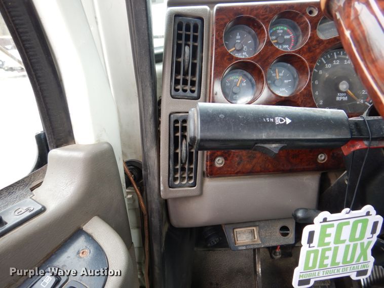 image for item IM9964 2006 Mack CHN600  semi truck