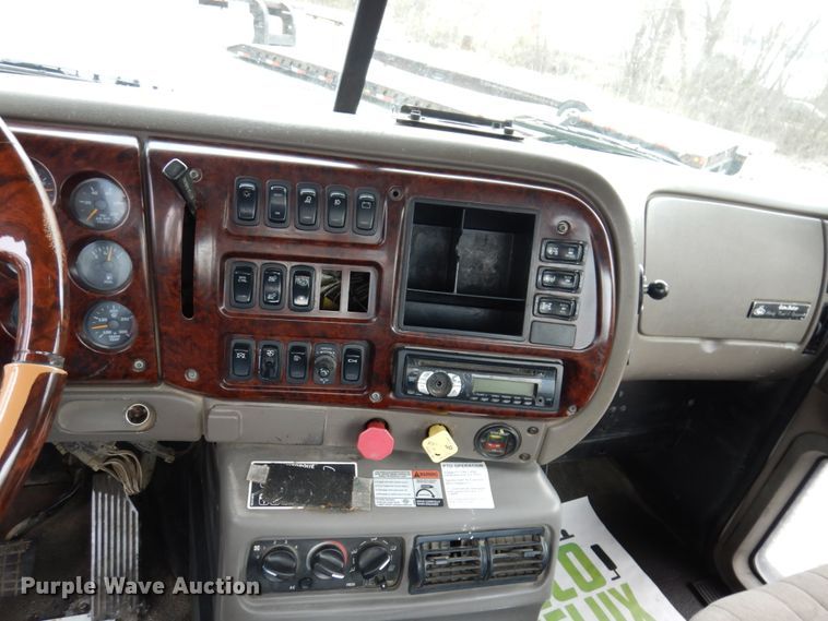 image for item IM9964 2006 Mack CHN600  semi truck