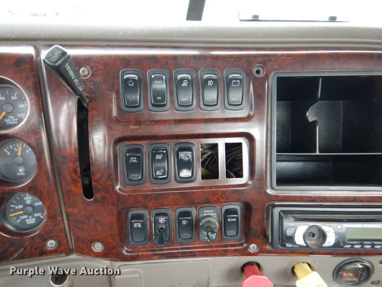 image for item IM9964 2006 Mack CHN600  semi truck