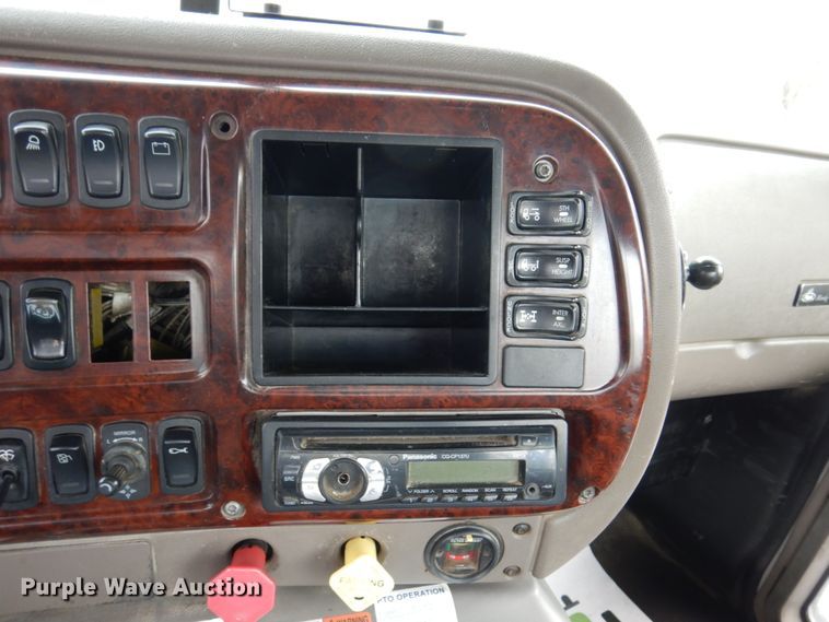 image for item IM9964 2006 Mack CHN600  semi truck