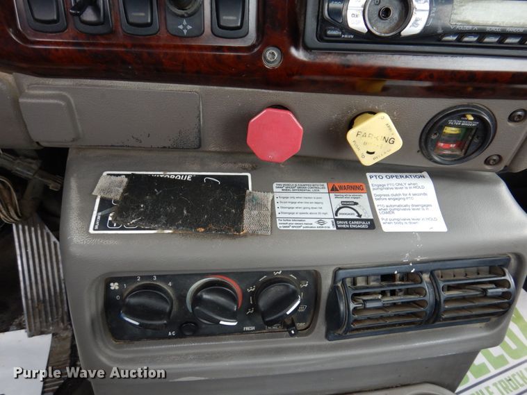 image for item IM9964 2006 Mack CHN600  semi truck