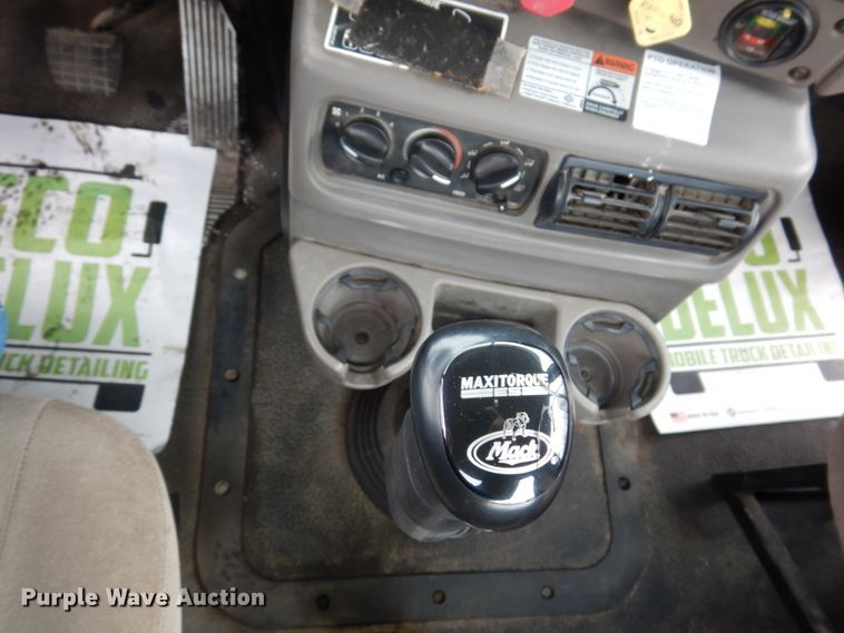 image for item IM9964 2006 Mack CHN600  semi truck