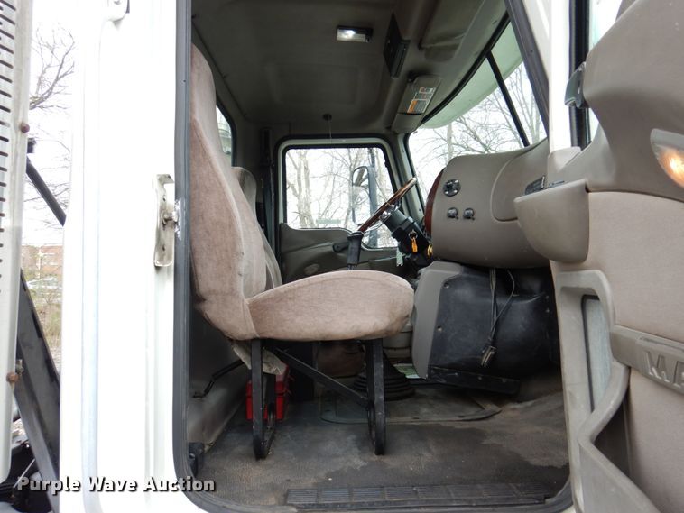 image for item IM9964 2006 Mack CHN600  semi truck