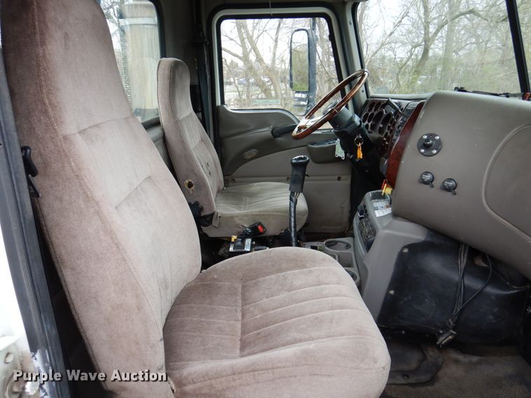 image for item IM9964 2006 Mack CHN600  semi truck