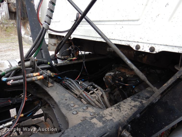 image for item IM9964 2006 Mack CHN600  semi truck