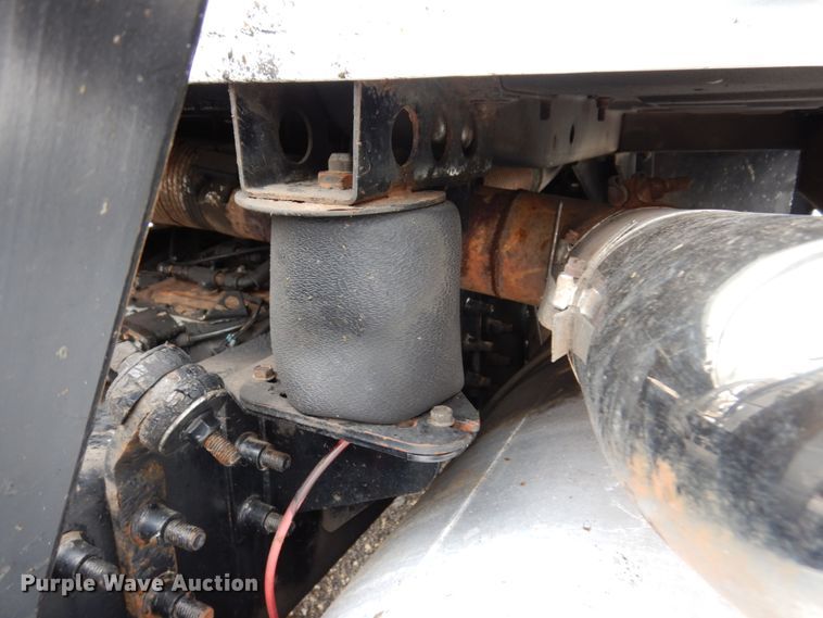 image for item IM9964 2006 Mack CHN600  semi truck