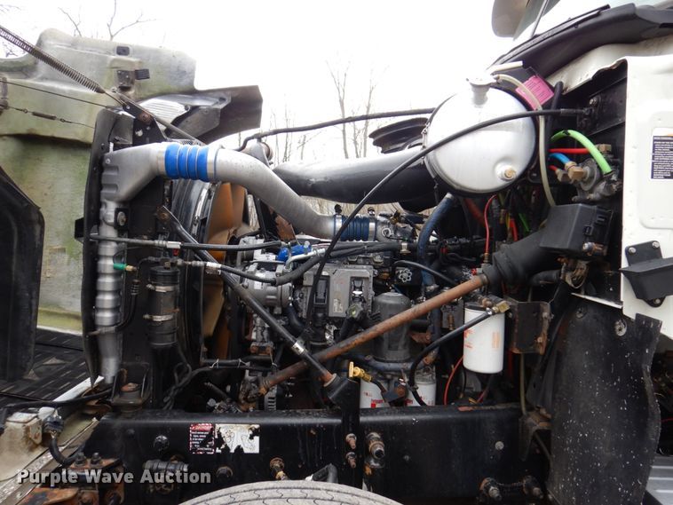 image for item IM9964 2006 Mack CHN600  semi truck