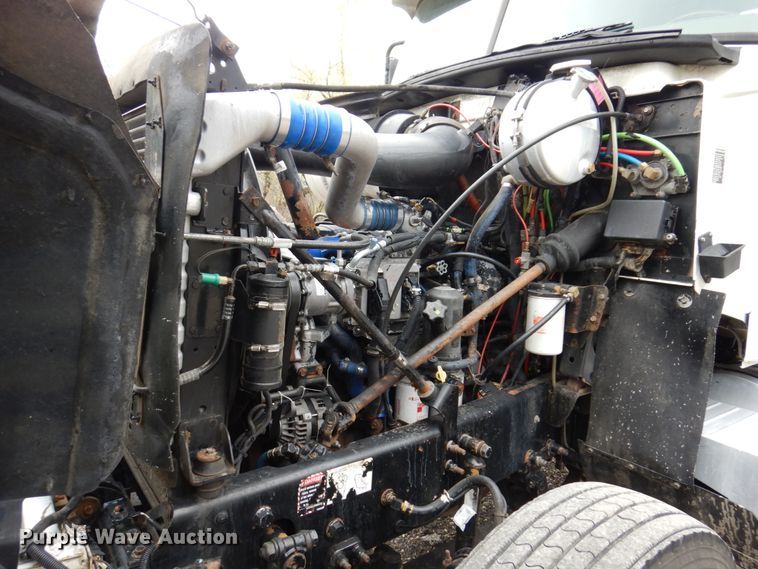 image for item IM9964 2006 Mack CHN600  semi truck