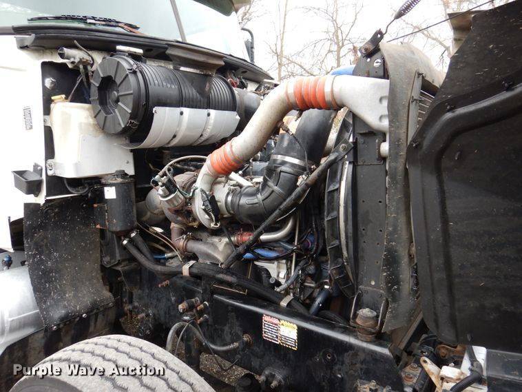 image for item IM9964 2006 Mack CHN600  semi truck