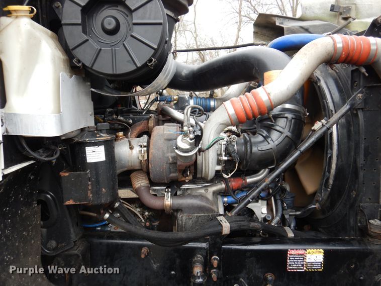 image for item IM9964 2006 Mack CHN600  semi truck