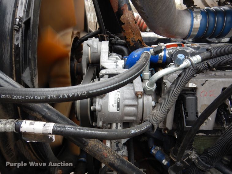 image for item IM9964 2006 Mack CHN600  semi truck