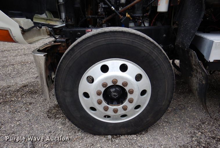 image for item IM9964 2006 Mack CHN600  semi truck