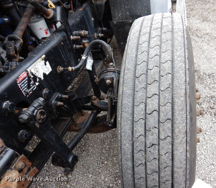 image for item IM9964 2006 Mack CHN600  semi truck