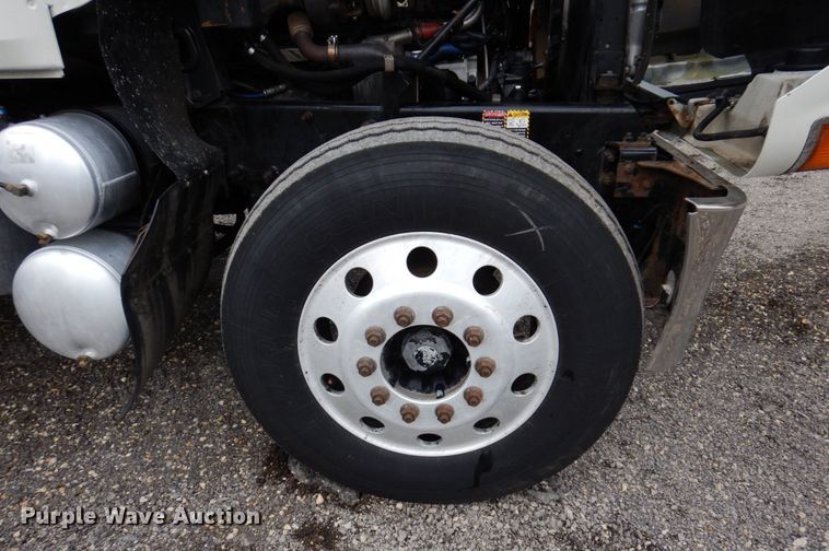 image for item IM9964 2006 Mack CHN600  semi truck