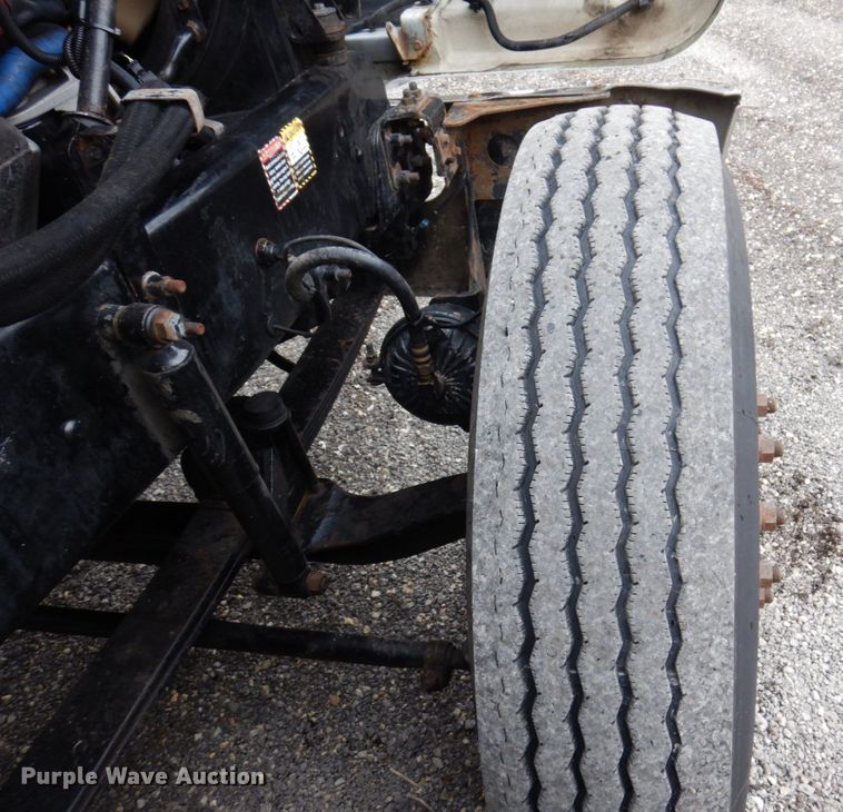 image for item IM9964 2006 Mack CHN600  semi truck