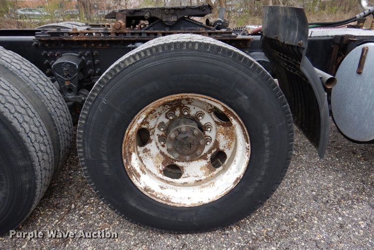 image for item IM9964 2006 Mack CHN600  semi truck