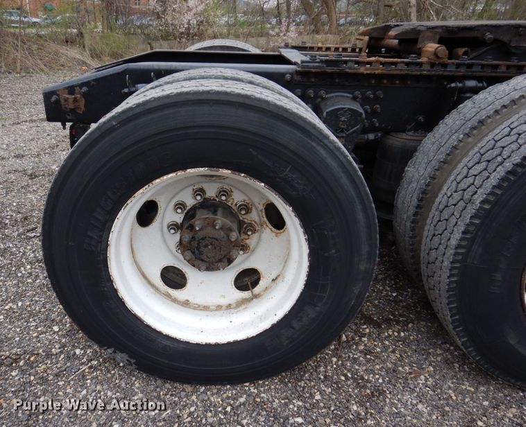 image for item IM9964 2006 Mack CHN600  semi truck