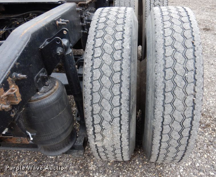 image for item IM9964 2006 Mack CHN600  semi truck