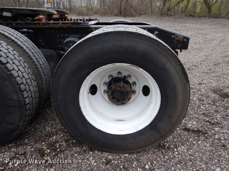 image for item IM9964 2006 Mack CHN600  semi truck