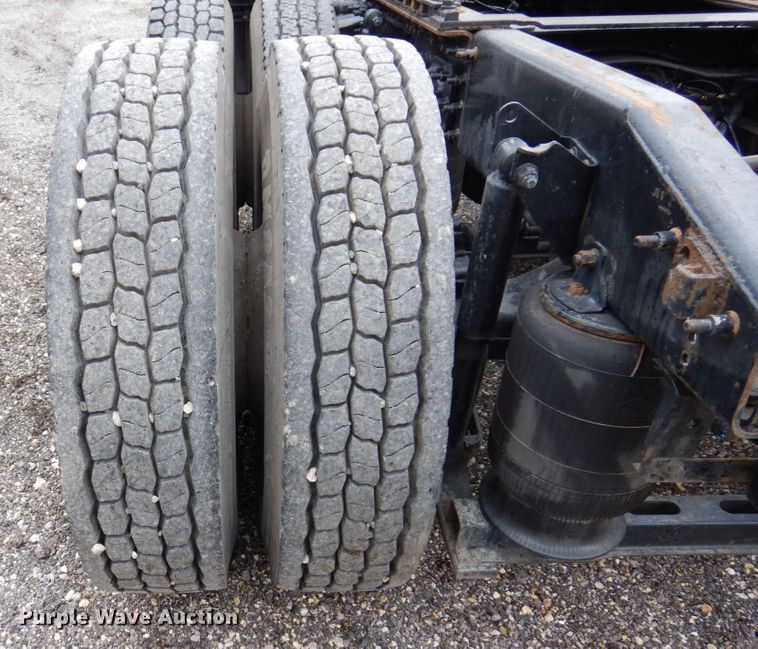 image for item IM9964 2006 Mack CHN600  semi truck