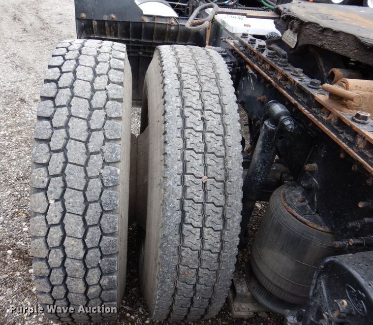 image for item IM9964 2006 Mack CHN600  semi truck