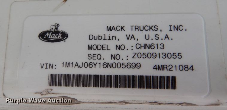 image for item IM9964 2006 Mack CHN600  semi truck