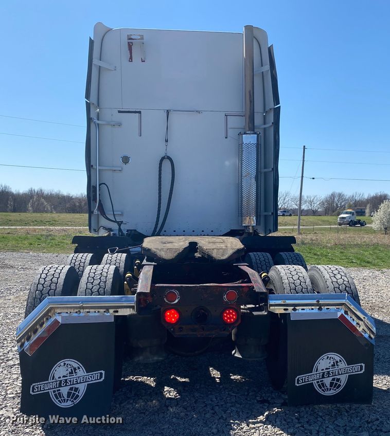 image for item JN9268 2001 Freigtliner Century Classic  semi truck