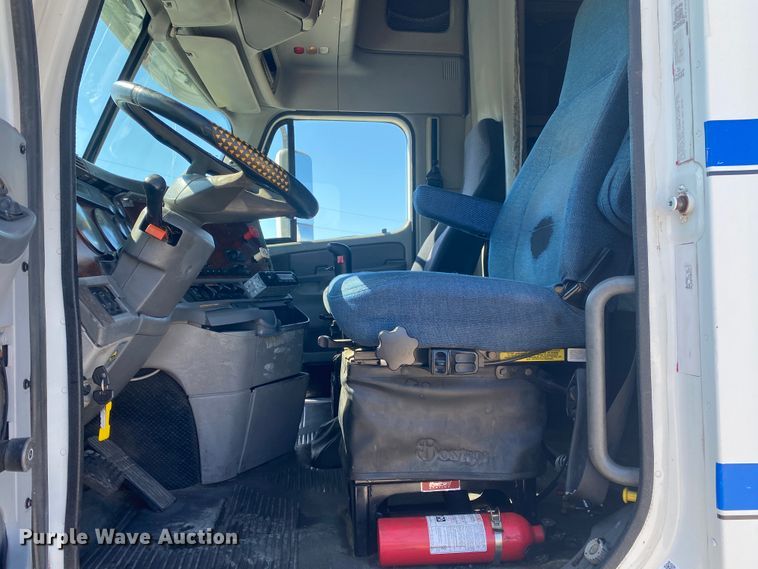 image for item JN9268 2001 Freigtliner Century Classic  semi truck