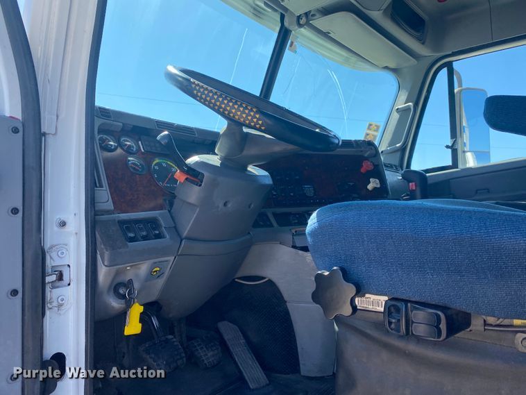 image for item JN9268 2001 Freigtliner Century Classic  semi truck